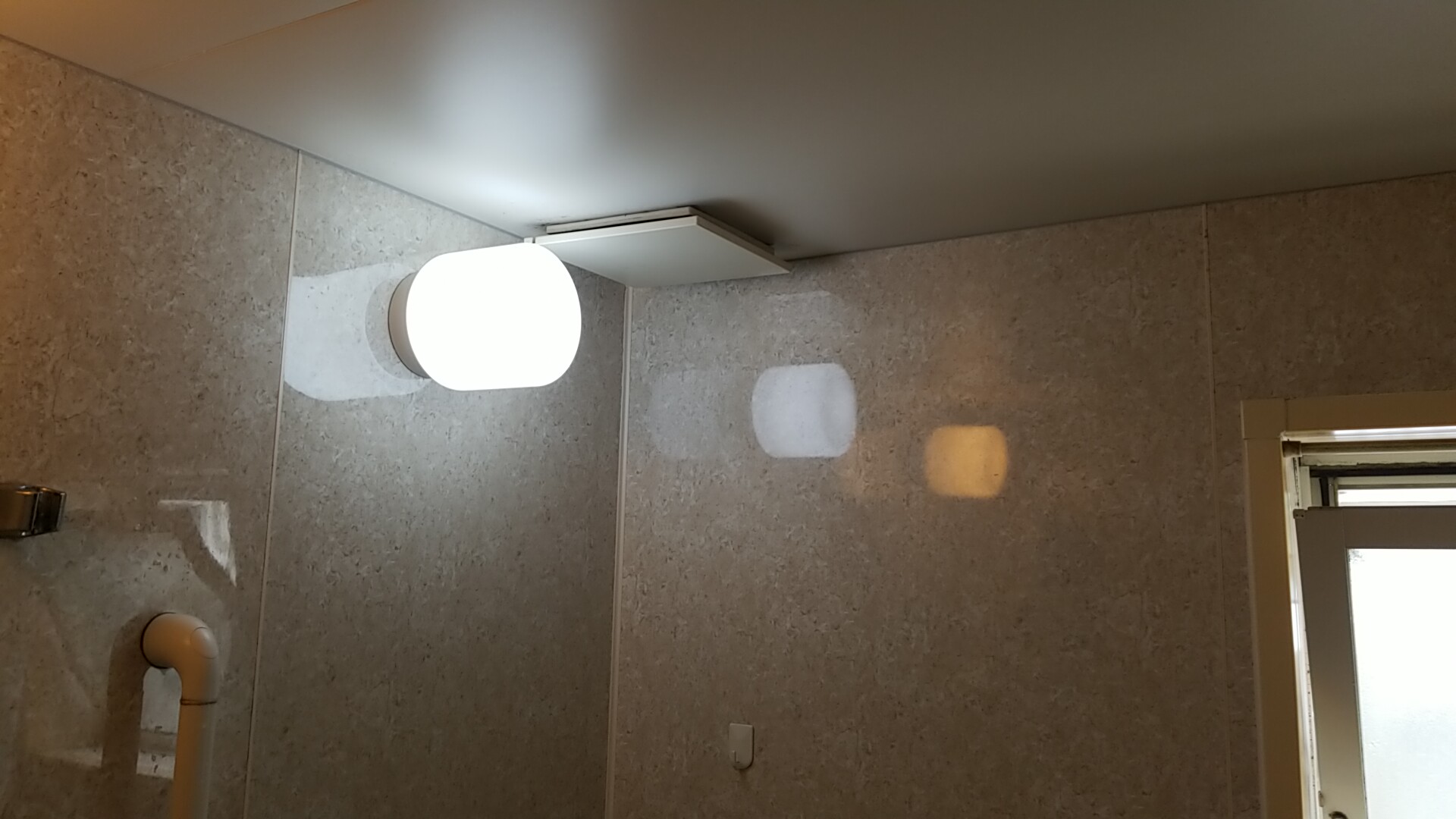 愛知県愛西市 浴室天井換気扇取替工事